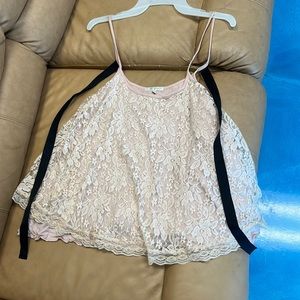 Just Ginger adorable flows lace top medium